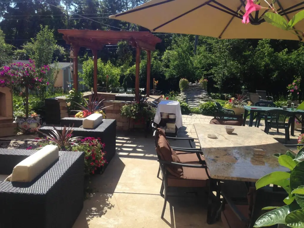 Rose Garden Cafe Replacing Sweet Baby Ray's in Elk Grove Village